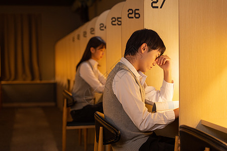 大学生自习室学习疲劳图片