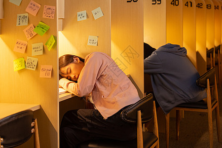 深夜学习犯困休息的大学生图片