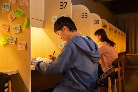 考研学生青年男性自习室学习背景