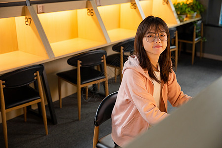 女大学生清晨自习室复习功课图片