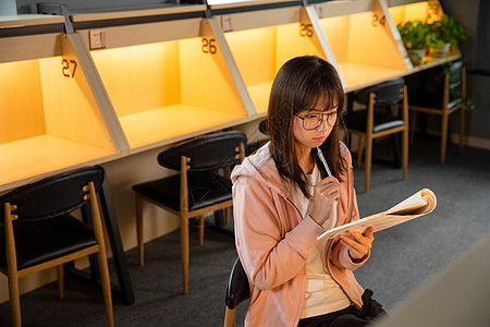 女大学生清晨自习室复习功课图片