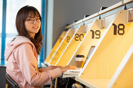 清晨女人女大学生清晨自习室复习功课背景