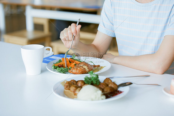 孕妇餐厅吃饭特写图片