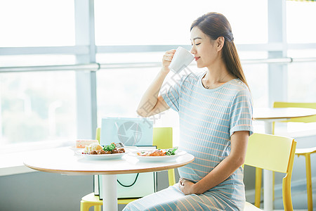 孕妇餐厅里喝水高清图片