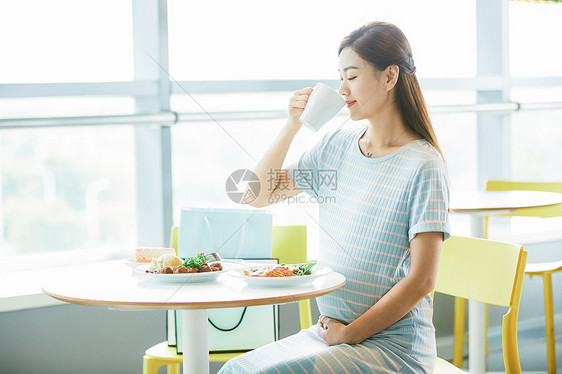 孕妇餐厅里喝水图片