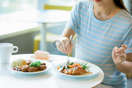 孕妇餐厅吃饭特写图片