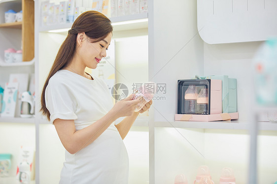孕妇母婴店购买奶瓶图片