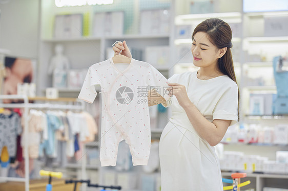 孕妇母婴店购买宝宝衣服图片