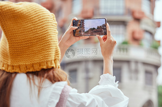 旅游博主手机拍照打卡特写图片