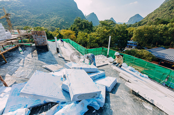 屋顶建筑工地正在施工的建筑工人图片