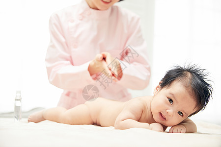 婴幼儿按摩护工给宝宝按摩背景