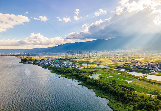 航拍云南大理地标洱海海岸线图片