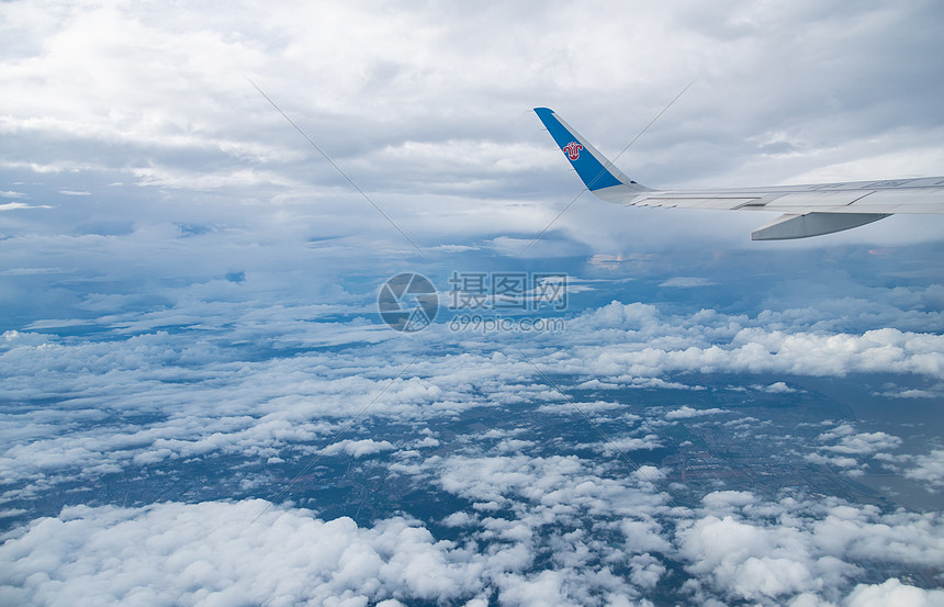 飞机上航拍大地和云海图片