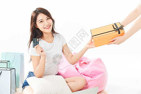 年轻美女用信用卡网购收礼物图片