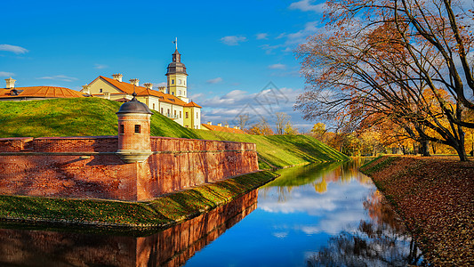 东欧古迹涅斯韦日城堡的秋色高清图片