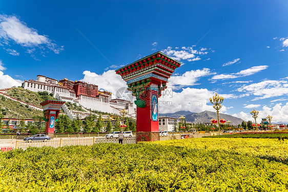西藏蓝天白云布达拉宫一角图片