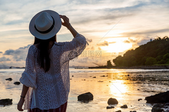 海边日出美女背影图片