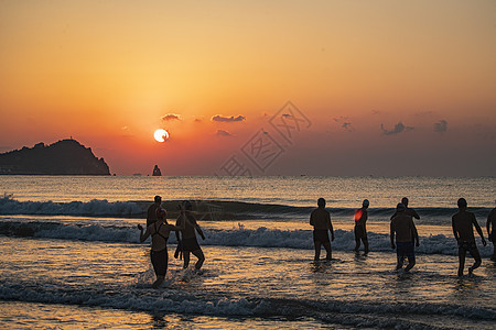 日出时青岛石老人海水浴场下海游泳背景图片