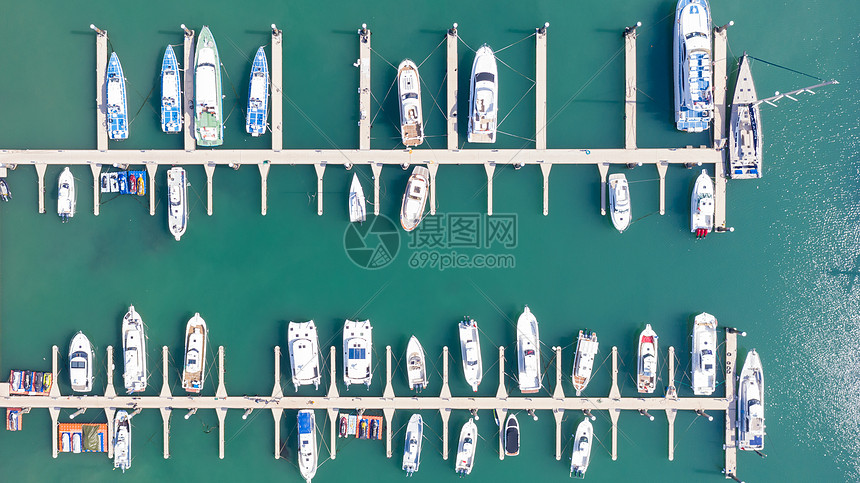 青岛海滨风光海边的游艇码头图片