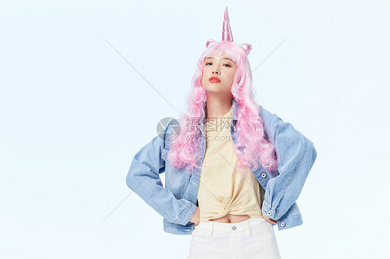 造型夸张的粉紫发年轻时尚女孩图片