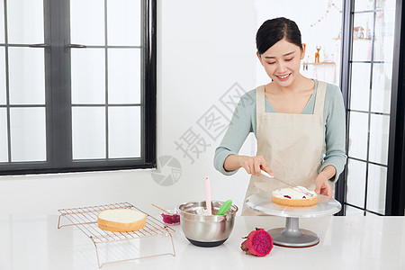 美女居家制作水果蛋糕图片