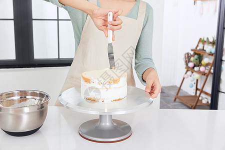 美女居家制作蛋糕涂抹奶油背景图片