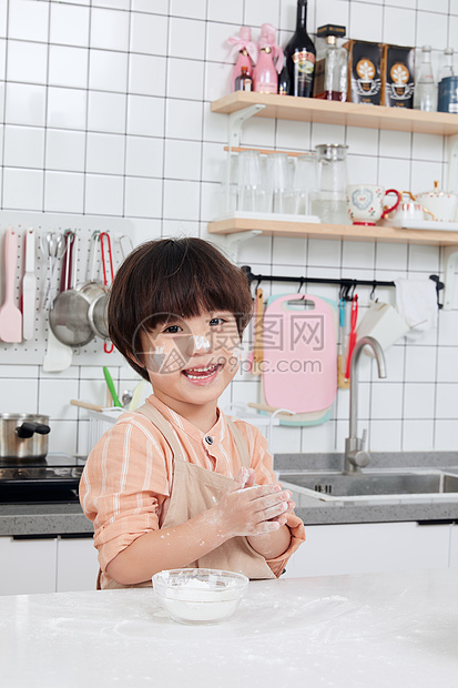 儿童小男孩在厨房撒面粉嬉戏图片