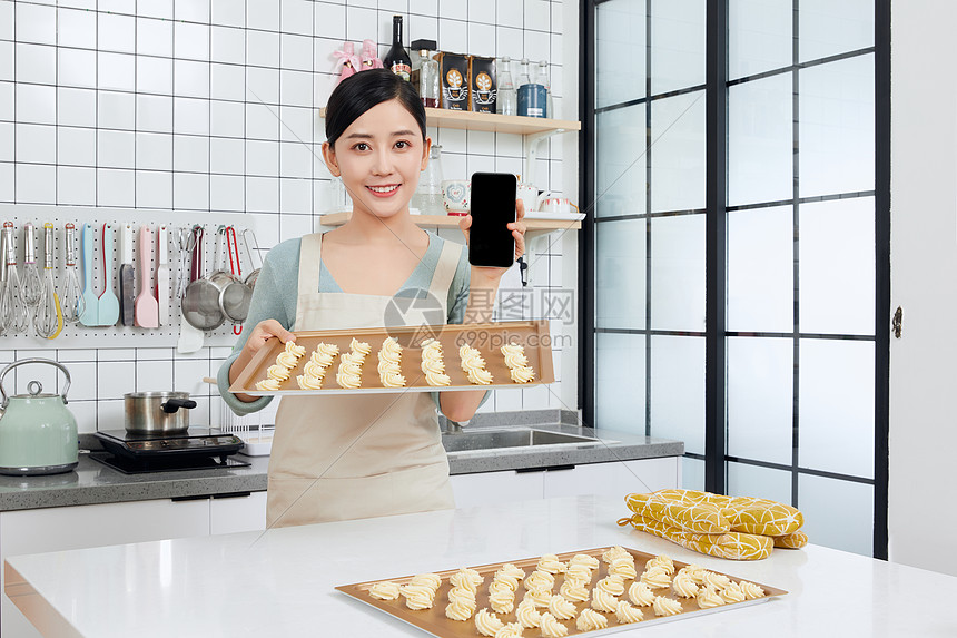 美女居家烘烤饼干展示手机图片