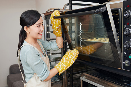 美女居家烘烤饼干图片