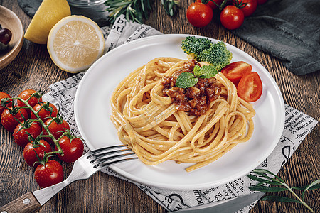 番茄意大利面餐桌上的意大利面背景