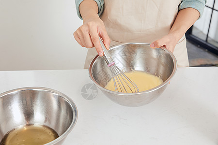 女性用打蛋器搅拌鸡蛋图片