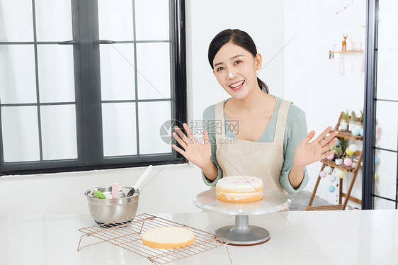 女性手工制作奶油蛋糕图片