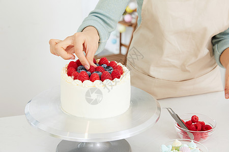 蛋糕制作女性手工制作水果蛋糕特写背景