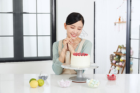 美女居家制作水果蛋糕图片