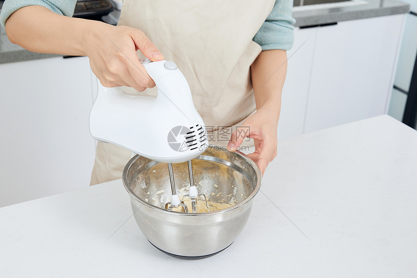 女性制作糕点和面原料特写图片