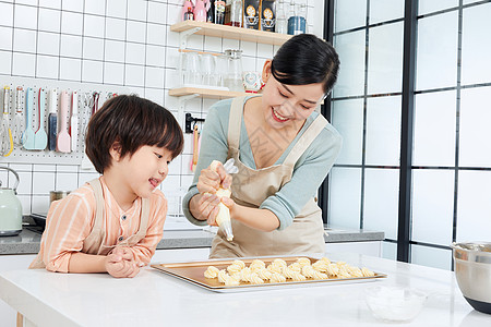 母子烘培居家烘烤饼干图片