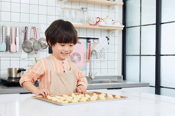 儿童小男孩拿托盘烤饼干图片