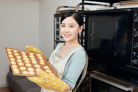 美女居家烘烤饼干拿托盘图片