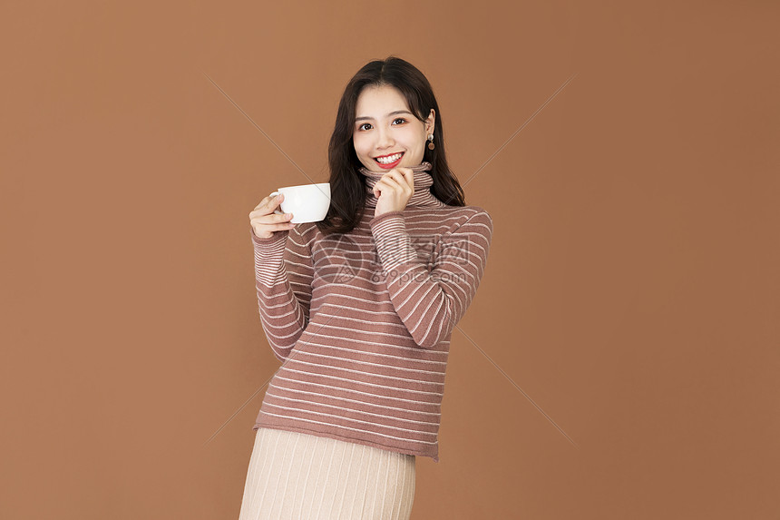 秋季文艺女性手捧咖啡杯图片