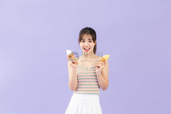 可爱元气少女手拿冰淇淋图片