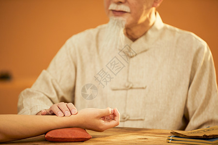 老中医为病人把脉背景图片