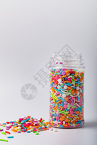 塑料罐里的七彩糖图片