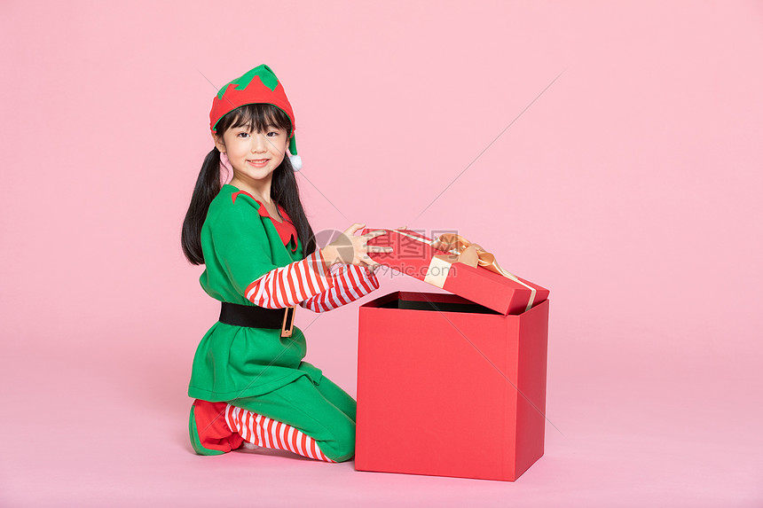 儿童小女孩圣诞节拆礼物盒图片