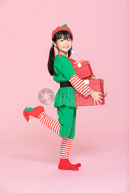 儿童小女孩欢乐庆祝圣诞节抱礼物盒图片