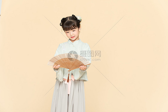  古风汉服中国风小女孩舞扇子图片