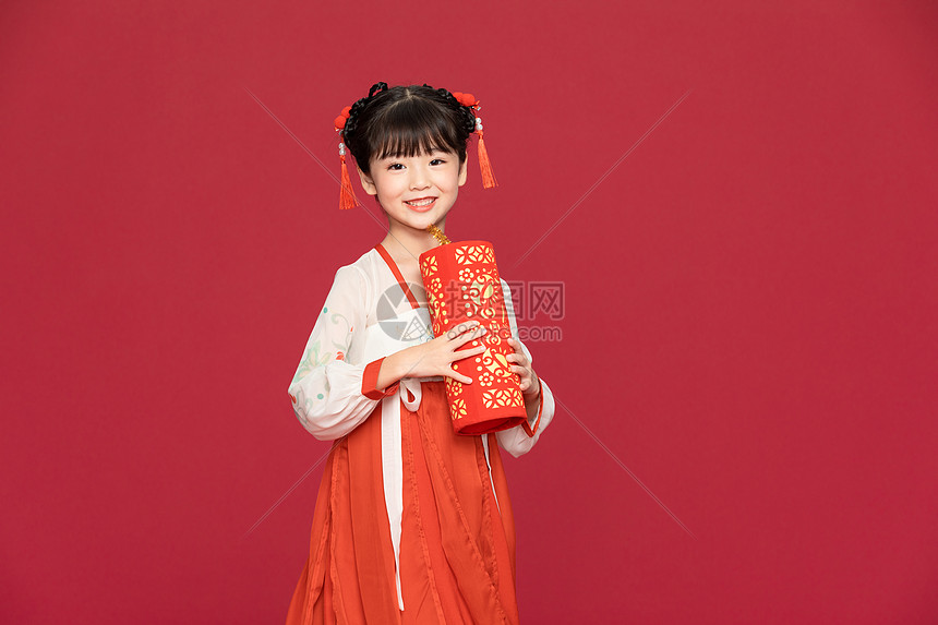 古风汉服中国风小女孩抱爆竹