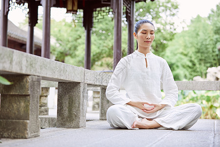 正坐的禅意瑜伽女性背景图片