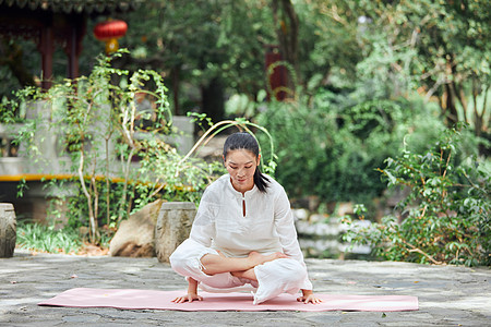 双手撑起的禅意瑜伽女性图片