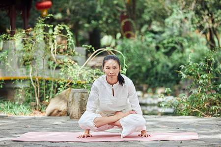 双手撑起的瑜伽女性图片