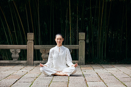 正坐得禅意瑜伽女性背景图片